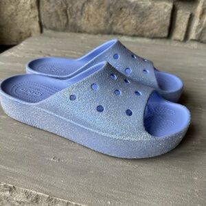 CROCS WOMEN'S CLASSIC SLIDE GLITTER‎ PLATFORM
SANDALS MOON JELLY
BLUE SIZE 10